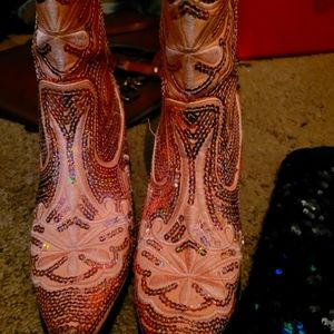 Pink.shimmering noots